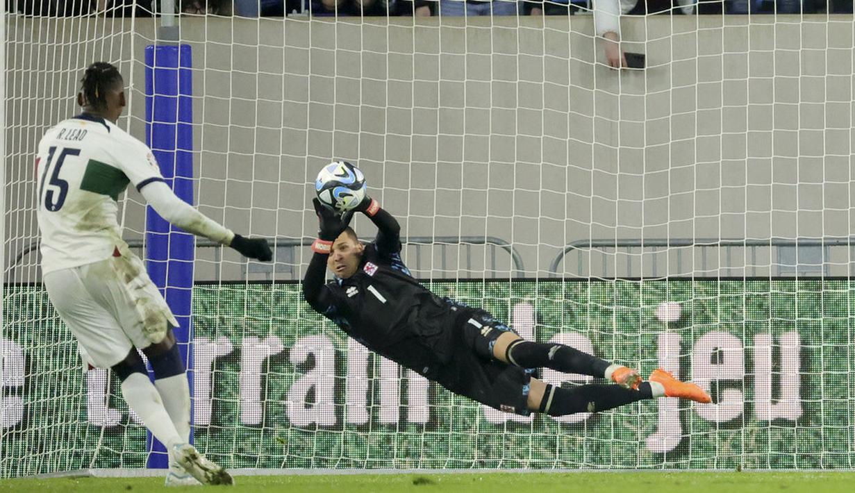Pemain Portugal, Rafael Leao, melepaskan tendangan penalti saat melawan Luksemburg pada matchday kedua Grup J Kualifikasi Euro 2024 di Stadion Stade de Luxembourg, Senin (27/3/2023). (AP Photo/Olivier Matthys)