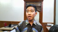 Wali Kota Solo Gibran Rakabuming Raka mengomentasi soal putusan gugatan MK di Balai Kota Solo, Selasa (17/10).(Liputan6.com/Fajar Abrori)