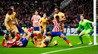 Para pemain Atletico Madrid dan pemain Barcelona berebut bola pada pertandingan sepak bola La Liga Spanyol di Stadion Civitas Metropolitano, Madrid, Spanyol, 8 Januari 2023. Barcelona mengalahkan Atletico Madrid dengan skor 1-0. (AP Photo/Manu Fernandez)