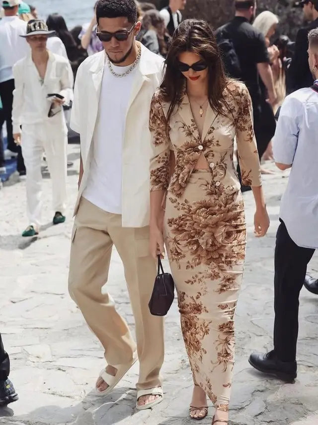 Tampilan Kompak Kendall Jenner dan Kekasihnya yang Jarang Terekspos di Rangkaian Acara Pernikahan Kourtney Kardashian