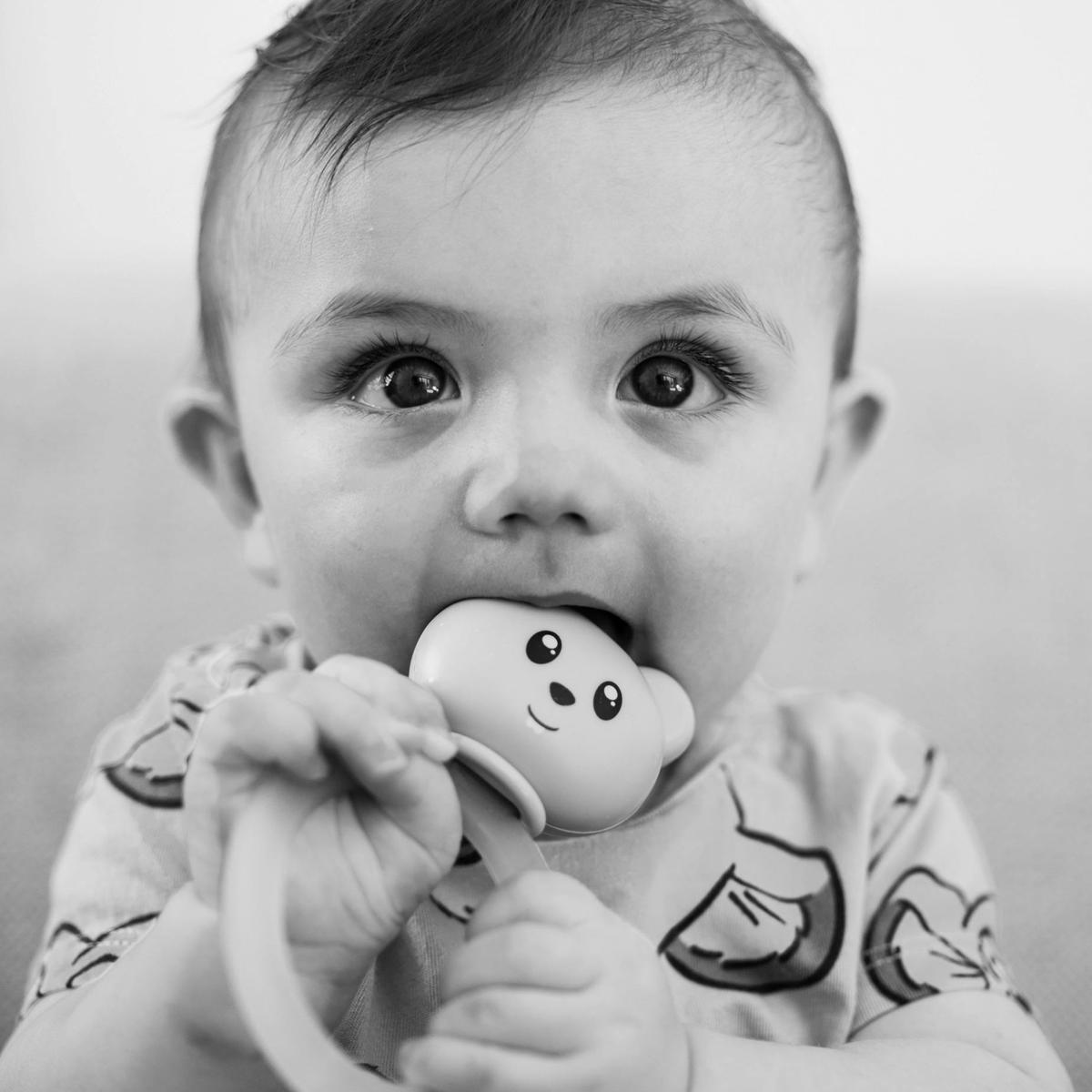 Ilustrasi Anak Menggigit Mainan (©Pexels)