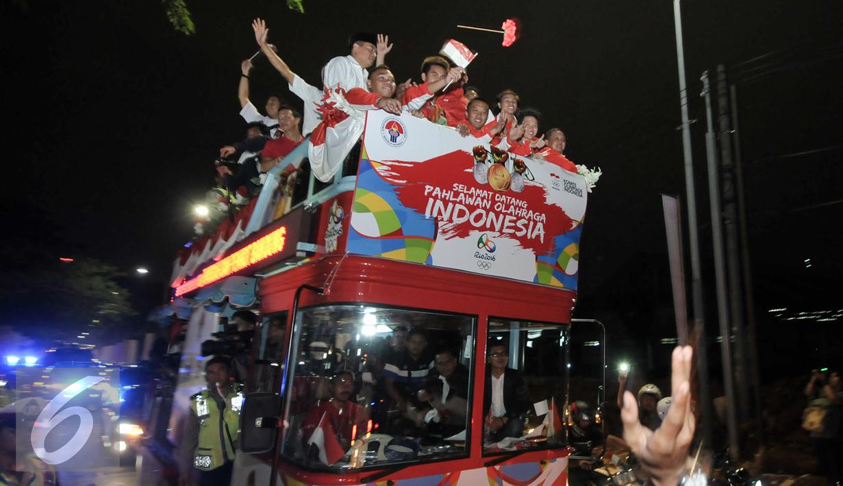 Tiba di Tanah Air, atlet Indonesia yang berjuang pada Olimpiade Rio 2016 langsung diarak menggunakan bus Bandros dari Bandara Soekarno-Hatta menuju gedung Kementerian Pemuda dan Olahraga, Jakarta, Selasa (23/8). (Liputan6.com/Yoppy Renato)