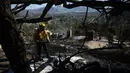 Lebih dari 130 rumah diketahui telah hancur akibat kobaran api yang disebabkan kencangnya hembusan angin di Camarillo, California. (Patrick T. Fallon/AFP)