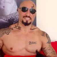 Sudah ditembak peluru karet, Amokrane Sabet masih bisa melawan dan mengejar polisi yang menembaknya.
