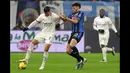 Pemain AC Milan, Avaro Morata (kiri) berebut bola dengan pemain Atalanta, Matteo Ruggeri pada laga lanjutan Liga Italia 2024/2025 di ewiss Stadium, Bergamo, Italia, Sabtu (07/12/2024) dini hari WIB. (AP Photo via Spada/LaPresse)