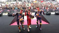 Tiga pembalap yang finis podium pada Race 1 WSBK Mandalika hari Sabtu (04/03/2023). Dari kiri ke kanan: Andrea Locatelli, Alvaro Bautista, dan Toprak Razgatlioglu. (Twitter/WSBK)