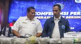 Pelaksana Tugas Deputi Bidang Pemberantasan Badan Narkotika Nasional (BNN), Roy Hardi Siahaan (kanan) saat memaparkan hasil Operasi Saber Bersinar 2026 di Kantor BNN RI, Jakarta, Selasa (19/5/2026). (merdeka.com/Arie Basuki)