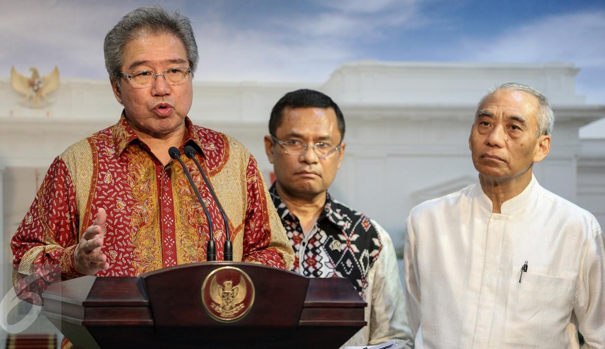 Ketua Gaikindo, Jongkie D Sugiarto memberikan keterangan pers pers usai bertemu presiden di Istana Merdeka, Jakarta, Selasa (13/10/2015). Gaikindo meminta Pemerintah untuk mengurangi tarif Pajak Penjualan Barang Mewah. (Liputan6.com/Faizal Fanani) 