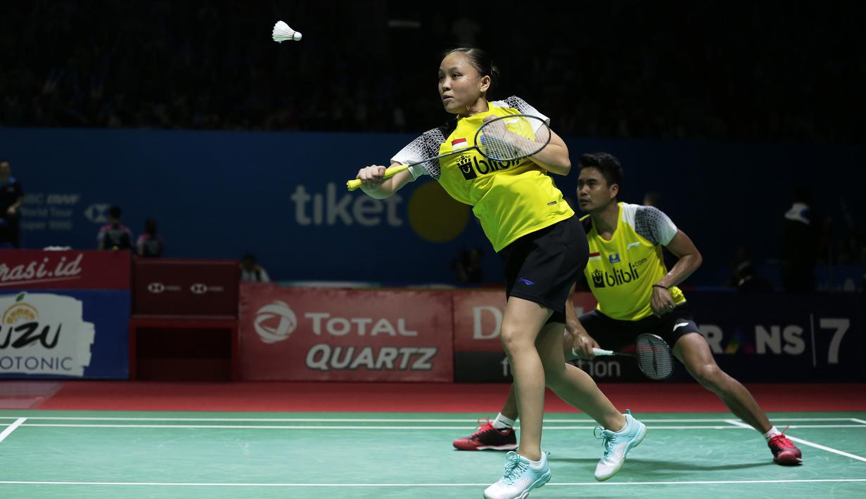 Ganda campuran Indonesia, Tontowi Ahmad / Winny Kandow, saat melawan Chan Peng Soon / Goh Liu Ying, pada Indonesia Open 2019 di Istora Senayan, Jumat (19/7). Tontowi / Winny kalah 11-21, 21-14 dan 14-21. (Bola.com/Yoppy Renato)
