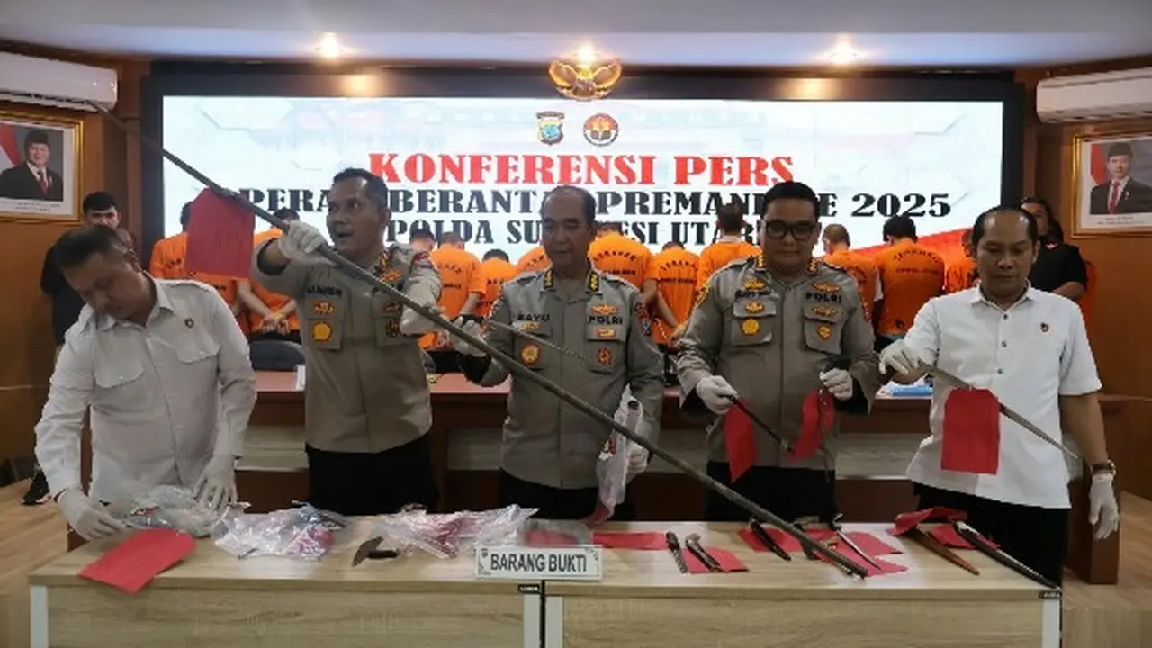 Jumpa pers dipimpin Irwasda Polda Sulut Kombes Pol Bayu di aula Tribrata Polda Sulut, Selasa (20/5/2025).