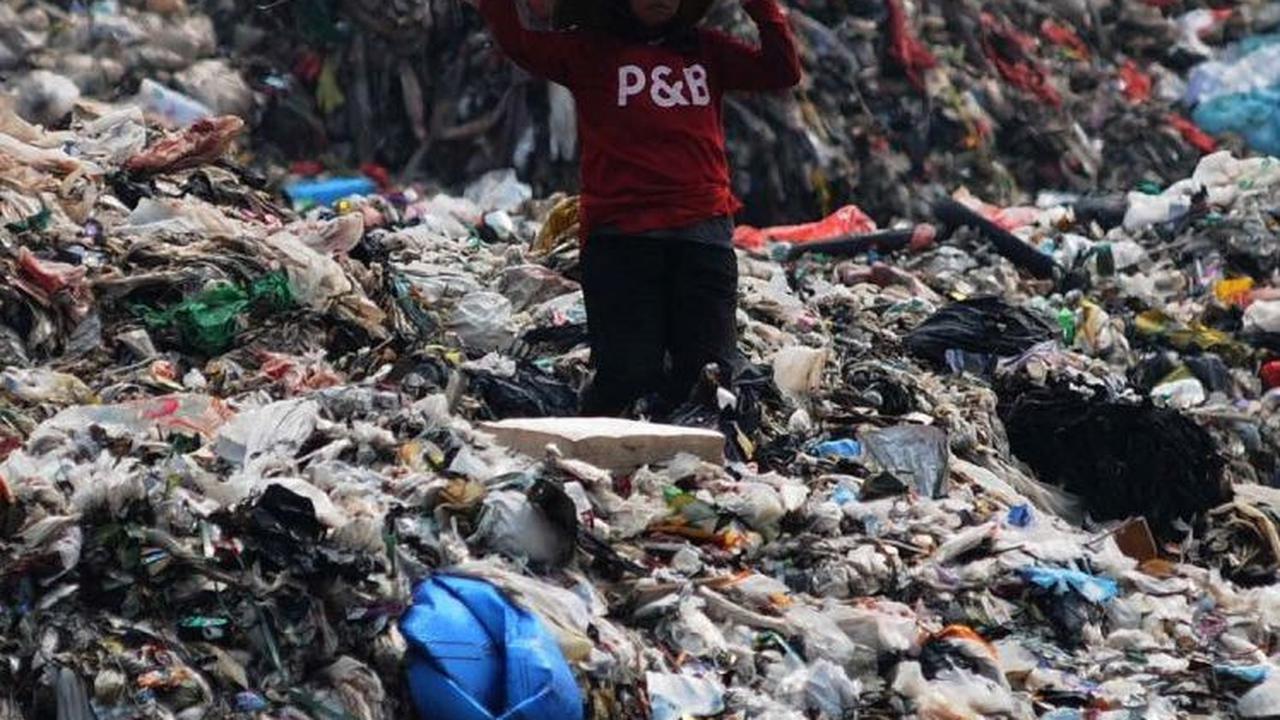 Alat berat melakukan perataan gunungan sampah di tempat Pembuangan Sampah Akhir (TPA) Burangkeng, Bekasi, Jawa Barat Senin (6/5/2024). Foto: merdeka.com / Imam Buhori
