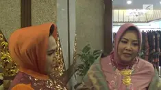 Merasa peduli dengan nasib dan keberadaan para korban gempa di Lombok, sejumlah selebriti ikut ambil bagian menggalang dana. Salah satunya, desainer handal sekaligus pengrajin kain tenun dan songket, Anna Mariana.