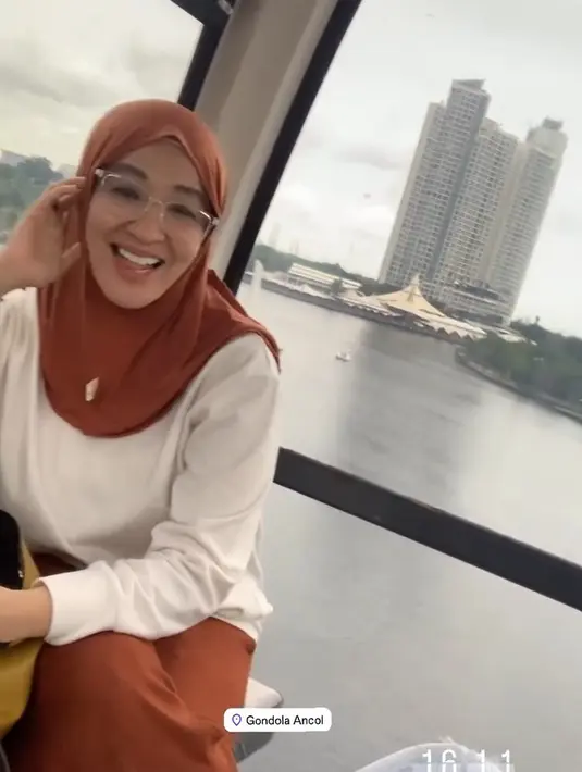 Dari video dan foto yang dibagikan, keduanya tampak mendampingi putranya melihat-lihat ikan di akuarium besar, naik gondola, perahu dan keseruan lain di Ancol, Jakarta. [Instagram/gunawandwicahyo13]