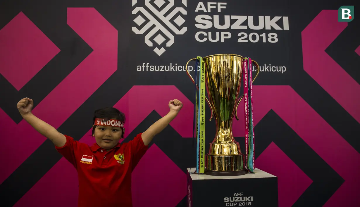 Seorang anak foto bergaya saat tur trofi Piala AFF di Mall Kota Kasablanka, Jakarta, Minggu (4/11). Timnas Indonesia akan memulai Piala AFF melawan Singapura pada 9 September. (Bola.com/Vitalis Yogi Trisna)