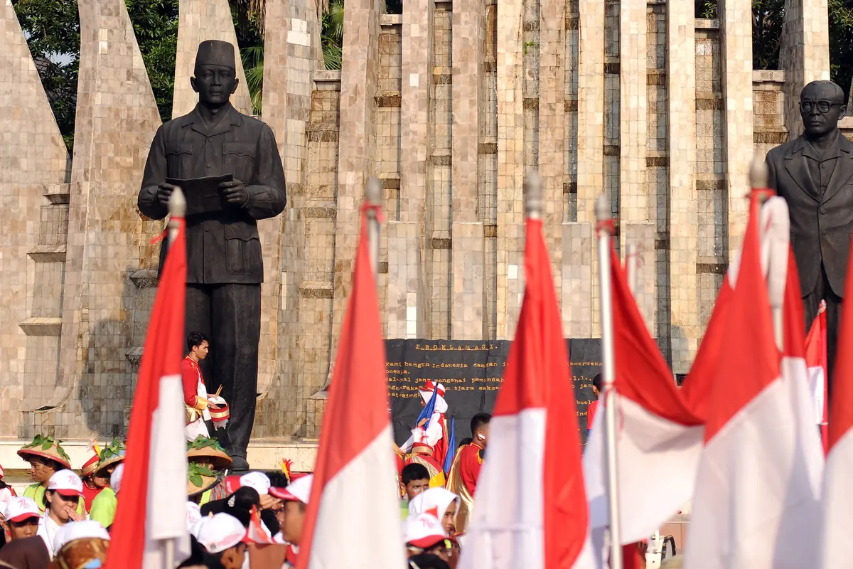 Ratusan Peserta Napak Tilas Penuhi Tugu Proklamasi