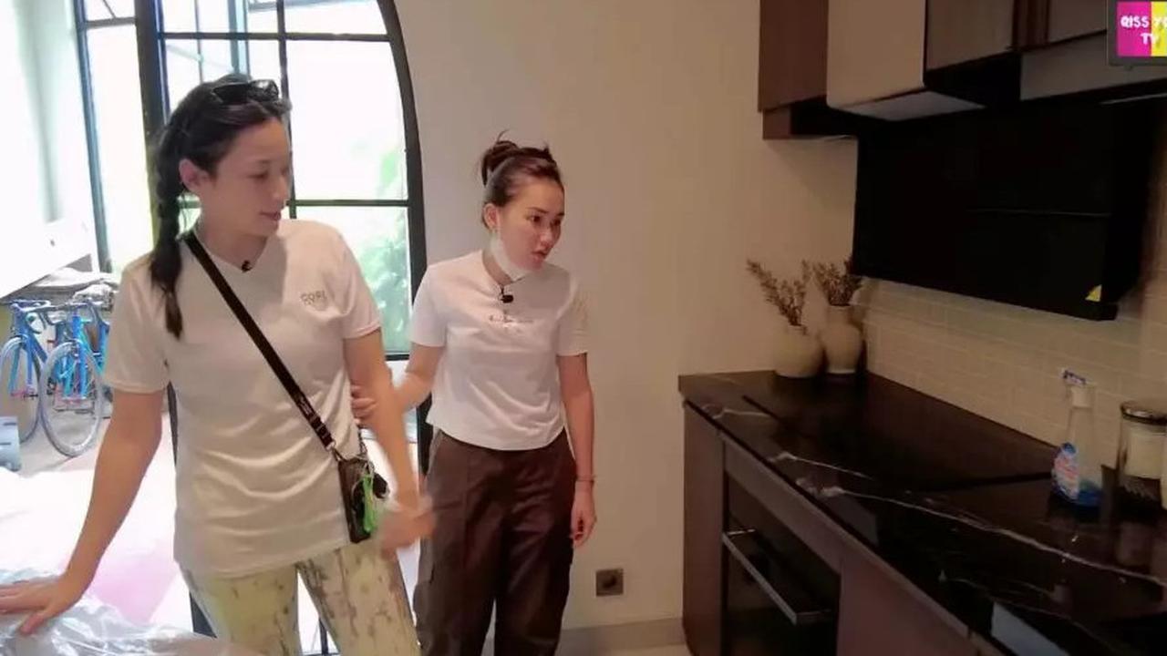 5 Potret Dapur Hesti Purwadinata di Rumah Baru, Modern dengan Perabotan Serba Canggih Bikin Betah Masak