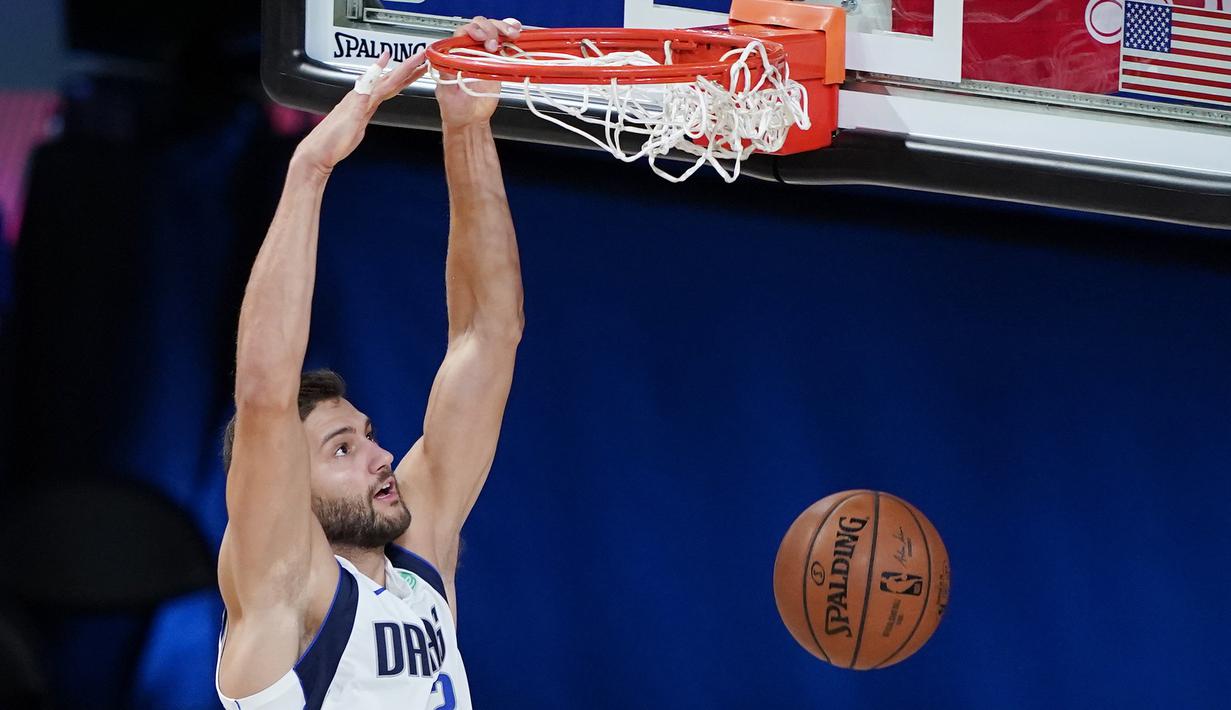 Pebasket Dallas Mavericks, Maxi Kleber, melakukan dunk saat menghadapi Los Angeles Clippers pada gim kedua playoff NBA 2020 di AdventHealth Arena, Kamis (20/8/2020). Maverick menang 127-114 atas LA Clipppers. (AFP/Ashley Landis-Pool/Getty Images)