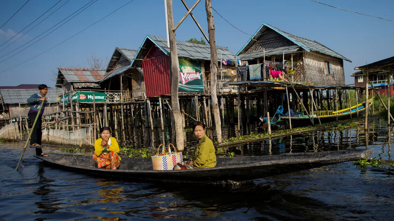 Melihat Kehidupan Masyarakat Kampung Terapung di Myanmar