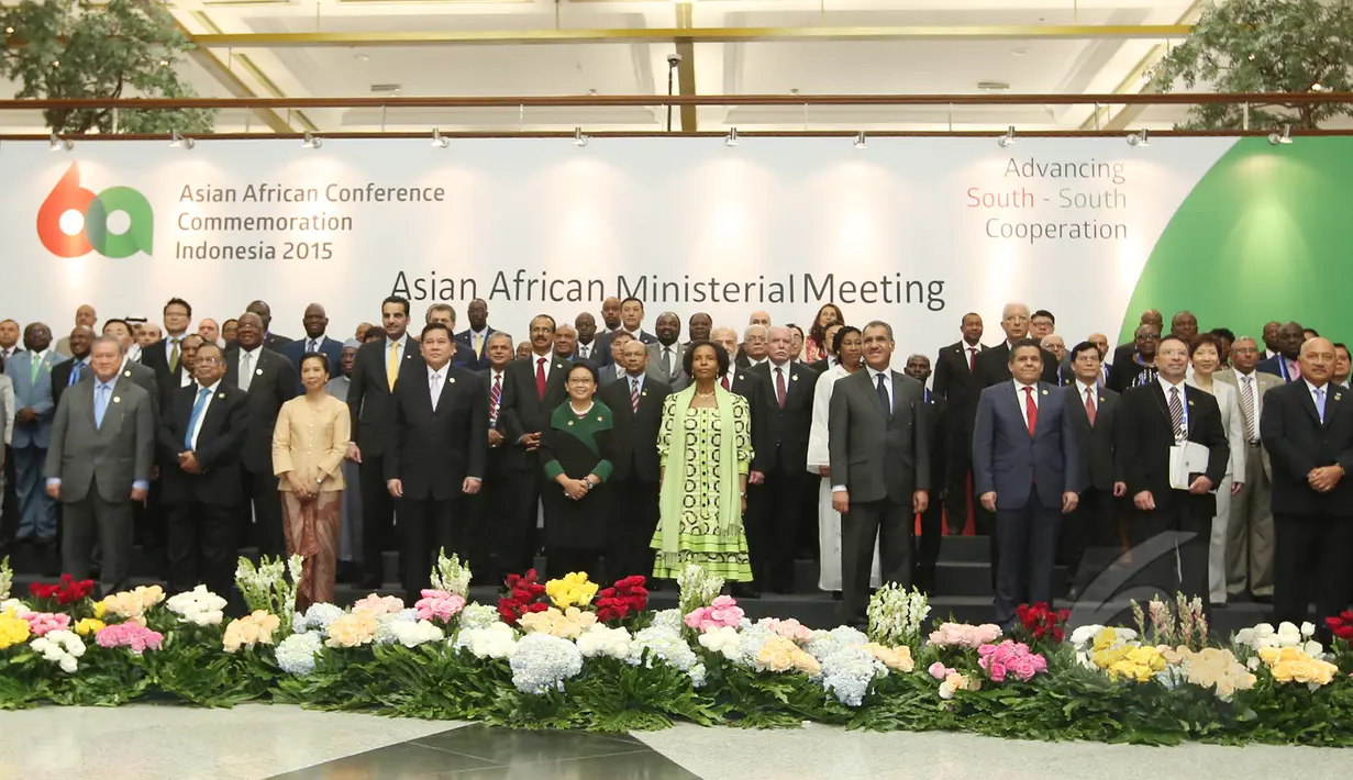 Menlu Retno Marsudi (depan berkacamata) berfoto bersama peserta Pertemuan Tingkat Menteri Asia Afrika sebelum pembukaan di Jakarta Convention Center, Senin (20/4/2015). (Liputan6.com/Herman Zakharia)