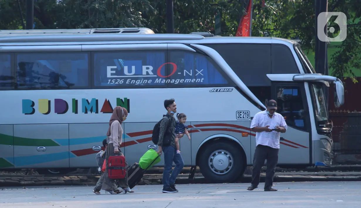 Calon penumpang saat ingin menaiki bus AKAP di Terminal Poris Plawad, Tangerang, Banten, Jumat (30/4/2021). Kemenhub akan menempelkan stiker khusus pada kendaraan bus yang masih diperbolehkan beroperasi selama masa larangan mudik Lebaran pada 6-17 Mei 2021. (Liputan6 com/Angga Yuniar)