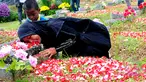 Keluarga korban Tragedi Mei 98 memeluk nisan makam sanak famili mereka yang menjadi korban Tragedi Mei 98 di TPU Pondok Ranggon, Jakarta Timur, Rabu (13/5/2015). (Liputan6.com/Yoppy Renato)