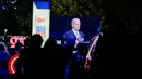 Calon presiden dari Partai Demokrat, Joe Biden terlihat pada layar video saat berpartisipasi dalam kampanye secara drive-in yang diselenggarkan CNN di Moosic, Pennsylvania, Kamis (17/9/2020). (AP Photo/Carolyn Kaster)