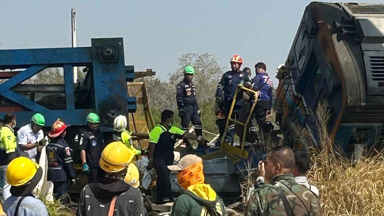 FOTO: Crane Konstruksi Jatuh Timpa Kereta Penumpang di Thailand