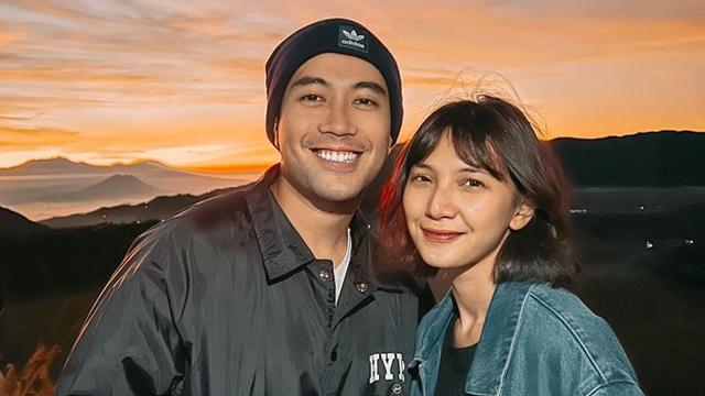 6 Potret Liburan Vidi Aldiano dan Sheila Dara di Gunung Bromo, Curi Perhatian