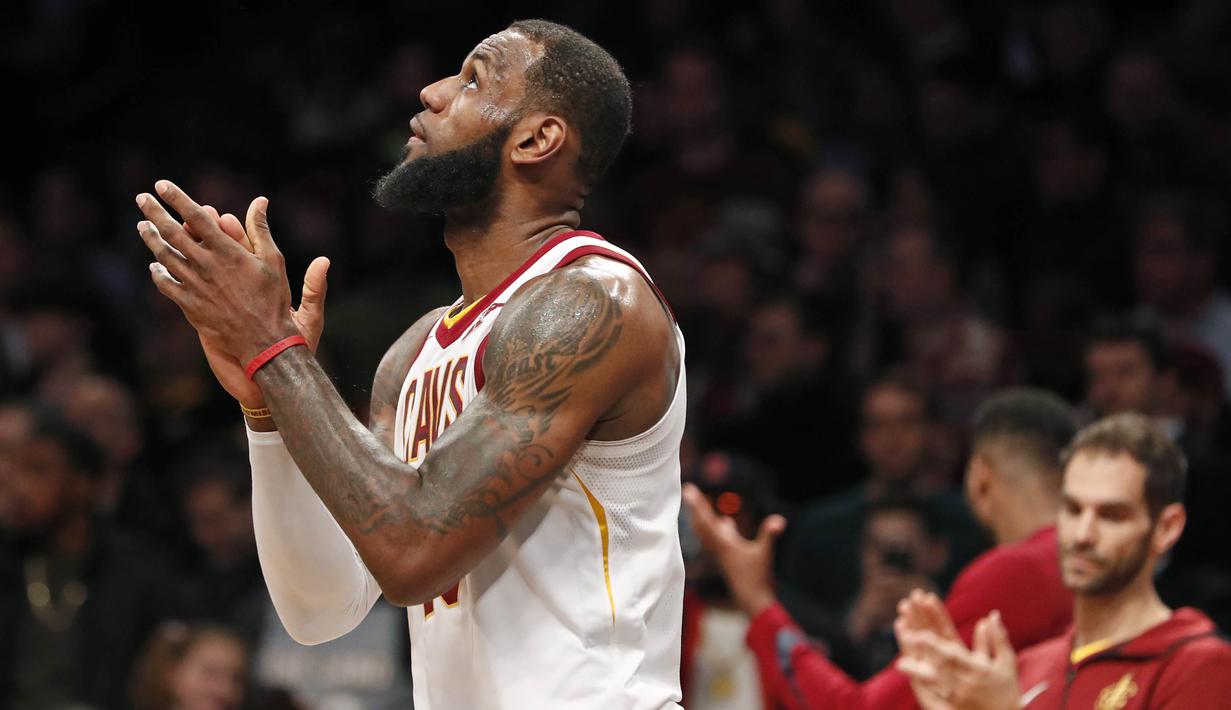 Pebasket Cleveland Cavaliers, LeBron James, memberikan aplaus usai pertandingan melawan Brooklyn Nets pada laga NBA di Barclay Arena, Senin (26/3/2018). Cleveland Cavaliers menang 121-114 atas Brooklyn Nets. (AP/Kathy Willens)