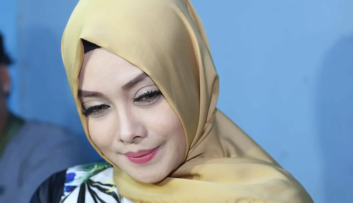 Terry Putri mengaku setelah memutuskan berhijrah, rezekinya makin banyak. Memperbanyak kegiatan kajian agama lebih penting dibanding menerima tawaran pekerjaan dengan harus membuka auratnya. (Nurwahyunan/Bintang.com)