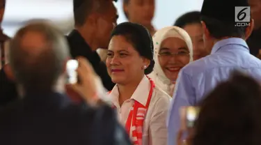 Istri capres nomor urut 01 Joko Widodo atau Jokowi, Iriana Jokowi saat memberi dukungan dalam debat keempat Pilpres 2019 di Hotel Shangri-La, Jakarta, Sabtu (30/3). (Liputan6.com/JohanTallo)