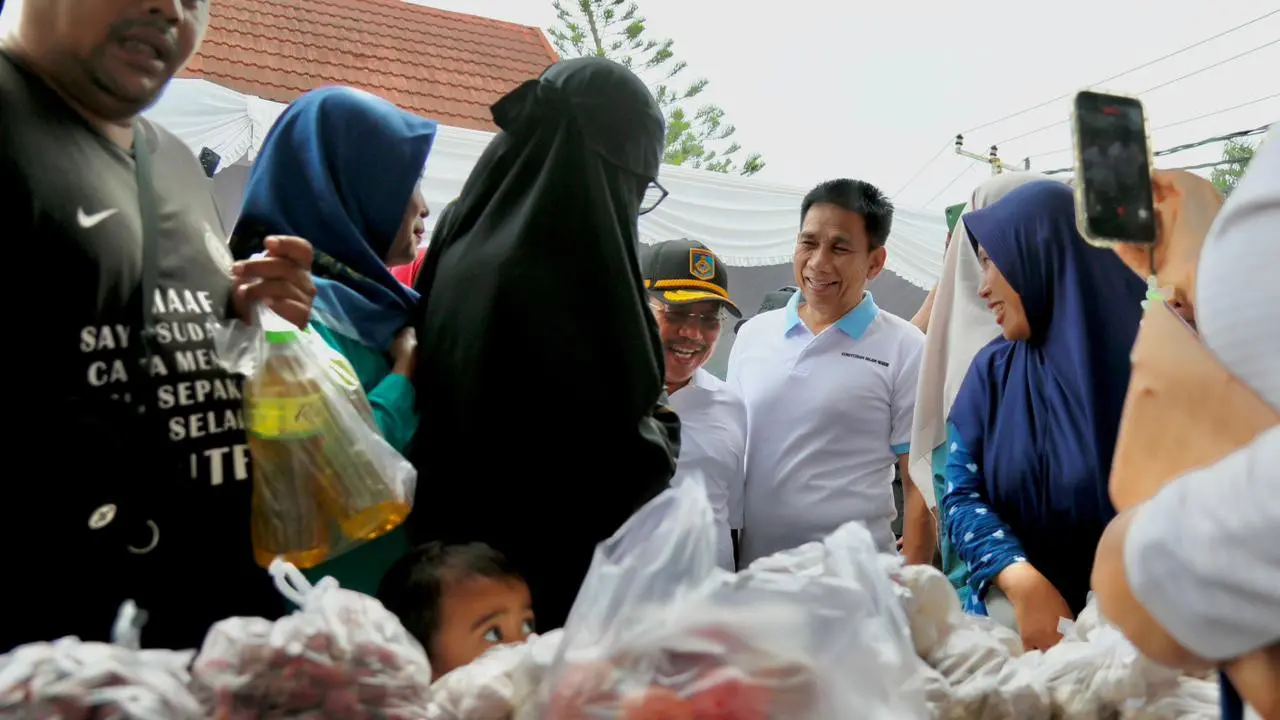 Wakil Menteri Dalam Negeri (Wamendagri) Akhmad Wiyagus membuka Gerakan Pangan Murah di pelataran Pantai Senggigi, Kabupaten Lombok Barat, Nusa Tenggara Barat (NTB), Selasa (19/5/2026).