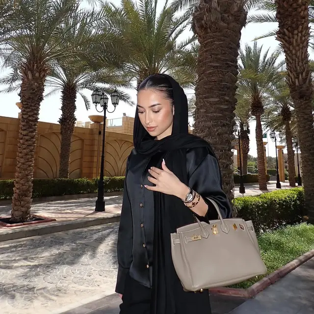 Gaya Makeup Flawless Jennifer Coppen Dukung Justin Hubner Bertanding di Arab Saudi, Pancarkan Aura Perempuan Timur Tengah