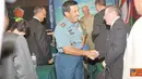 Citizen6, Jakarta: Panglima TNI Laksamana TNI Agus Suhartono, S.E, sedang berjabat tangan dengan para peserta yang hadir,di Hotel Sultan Jakarta, Rabu (23/3). (Pengirim: Badarudin Bakri Badar)