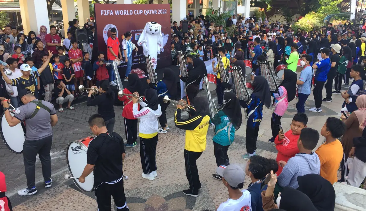 Maskot Piala Dunia 2022, La'eeb bersama marching band FKPPI Banjarmasin saat menghibur warga di CFD Menara Pandang di kota Banjarmasin. Minggu (30/10/2022) pagi. Sang maskot akan mengunjungi total 11 kota besar di Indonesia dalam program bertajuk Piala Dunia di Langit Indonesia "Berburu La'eeb". (FOTO: Dok. SCM)