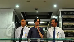 Mantan Menkeu Sri Mulyani (tengah) didampingi Kepala Biro Bantuan Hukum Kemenkeu Indra Surya (kanan) memberikan keterangan usai diperiksa Bareskrim Polri di Gedung Kementerian Keuangan, Jakarta, Senin (8/6/2015). (Liputan6.com/Andrian M Tunay)