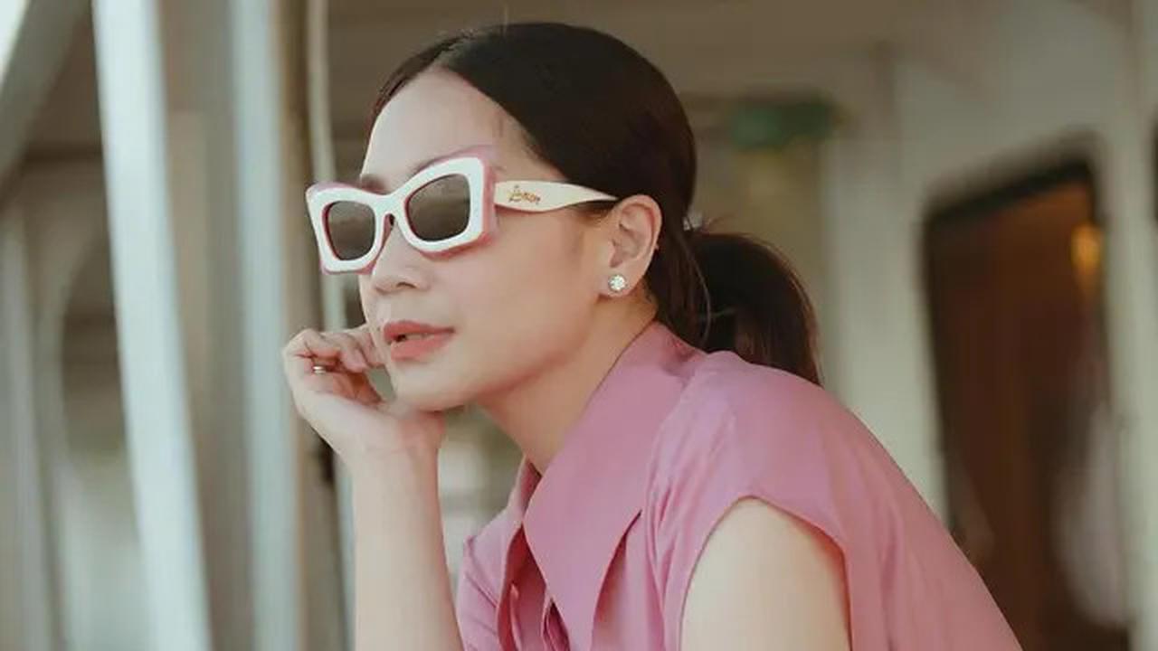6 Potret Wajah Glowing Nagita Slavina dengan Makeup Natural, Sama Cantiknya dengan Pemandangan Sunset
