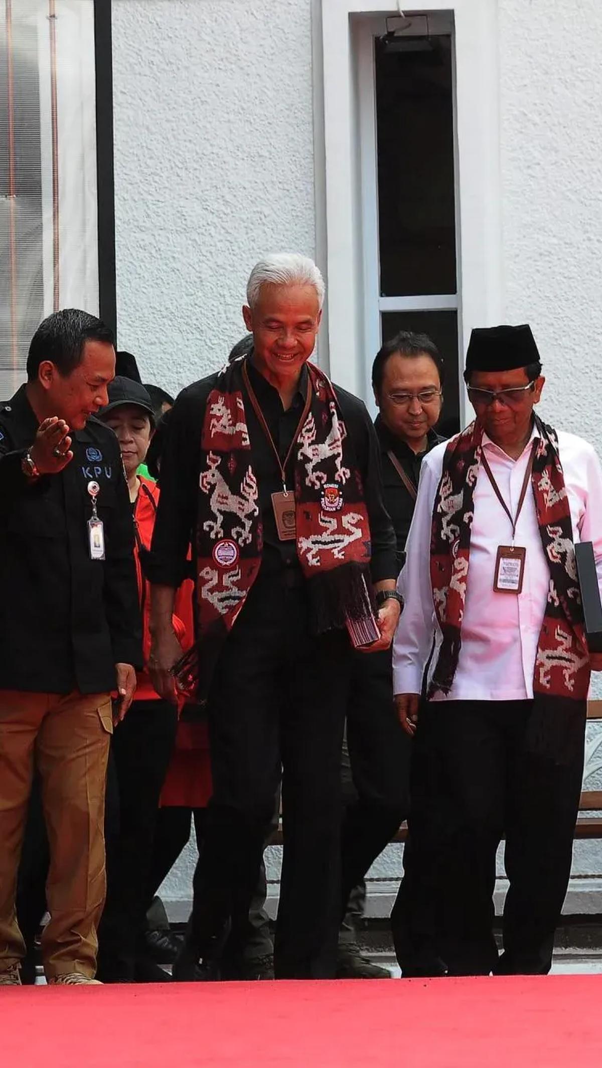 Saat mendaftar ke KPU, Ganjar dan Mahfud menyerahkan dokumen dalam bentuk fisik dan barcode.
