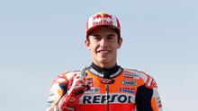 Pembalap MotoGP Marc Marquez berpose di depan Valencia Motorcycle Grand Prix, Spanyol, Minggu (17/11/2019). Marc Marquez sukses merebut gelar juara dunia MotoGP tahun 2019. (AP Photo/Alberto Saiz)