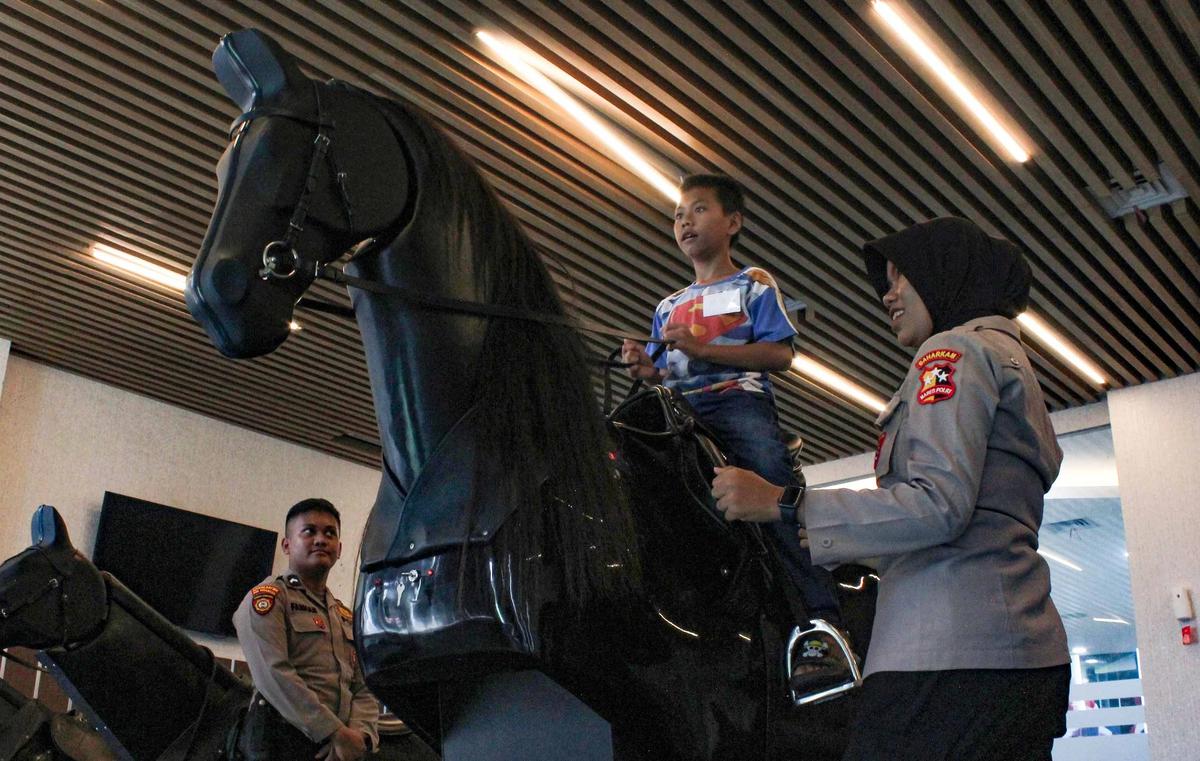 FOTO: Komunitas Jendela Jakarta Ajak Anak-Anak Kenali Peran Polisi Satwa