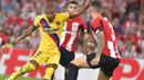Gelandang Barcelona, Rafinha, berebut bola dengan bek Athletic Bilbao, Unai Nunez, pada laga pekan pertama La Liga 2019-20 di stadion San Mames, Bilbao, Jumat (16/8). Barcelona kalah 0-1 dari Athletic Bilbao. (AFP/Ander Gillenea)