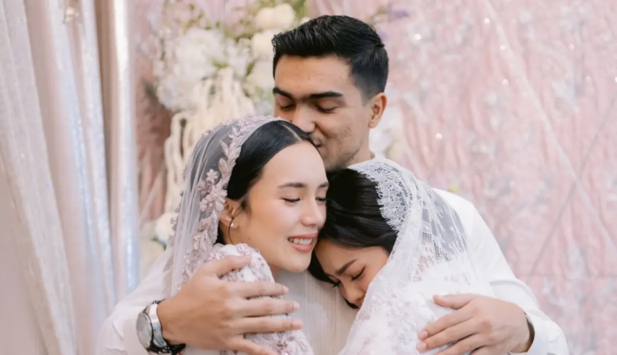 Ini adalah momen Beby Tsabina bareng kakak dan adiknya di acara pengajian jelang pernikahan. Dekat dengan Beby, terlihat Cut Keysha sangat kehilangan Beby yang segera dipersunting Rizki Natakusumah pada saat itu. Dalam foto lainnya yang diuggah Atha di Instagramnya, terlihat pria berusia 24 tahun itu memeluk dan menenangkan adik bungsunya itu. (Liputan6.com/IG/@teukuathaa)