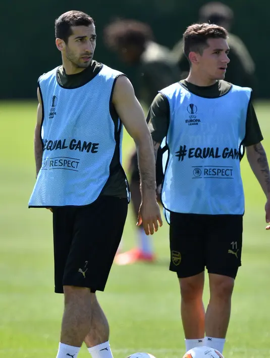 Gelandang Arsenal, Henrikh Mkhitaryan dan Lucas Torreira saat mengikuti sesi pelatihan tim di pusat pelatihan London Colney di St. Albans (21/5/2019). Arsenal akan bertanding melawan Chelsea pada babak Final Liga Europa pada 29  Mei di Baki Olimpiya Stadionu. (AFP Photo/Olly Greenwood)