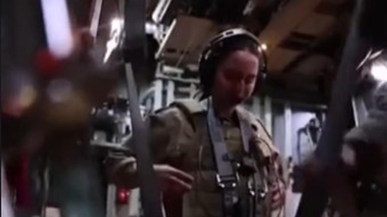 Ia pun ikut mengawasi perjalanan militer Yordania dengan radar selama berada di pesawat.