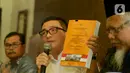 Helmy Yahya menunjukkan buku Laporan Hasil Pemeriksaan atas Laporan Keuangan dalam konferensi pers di Jakarta, Jumat (17/1/2020). Dewan Pengawas Lembaga Penyiaran Publik TVRI resmi memecat Direktur Utama Helmy Yahya melalui surat pemberhentian pada 16 Januari 2020. (merdeka.com/Imam Buhori)