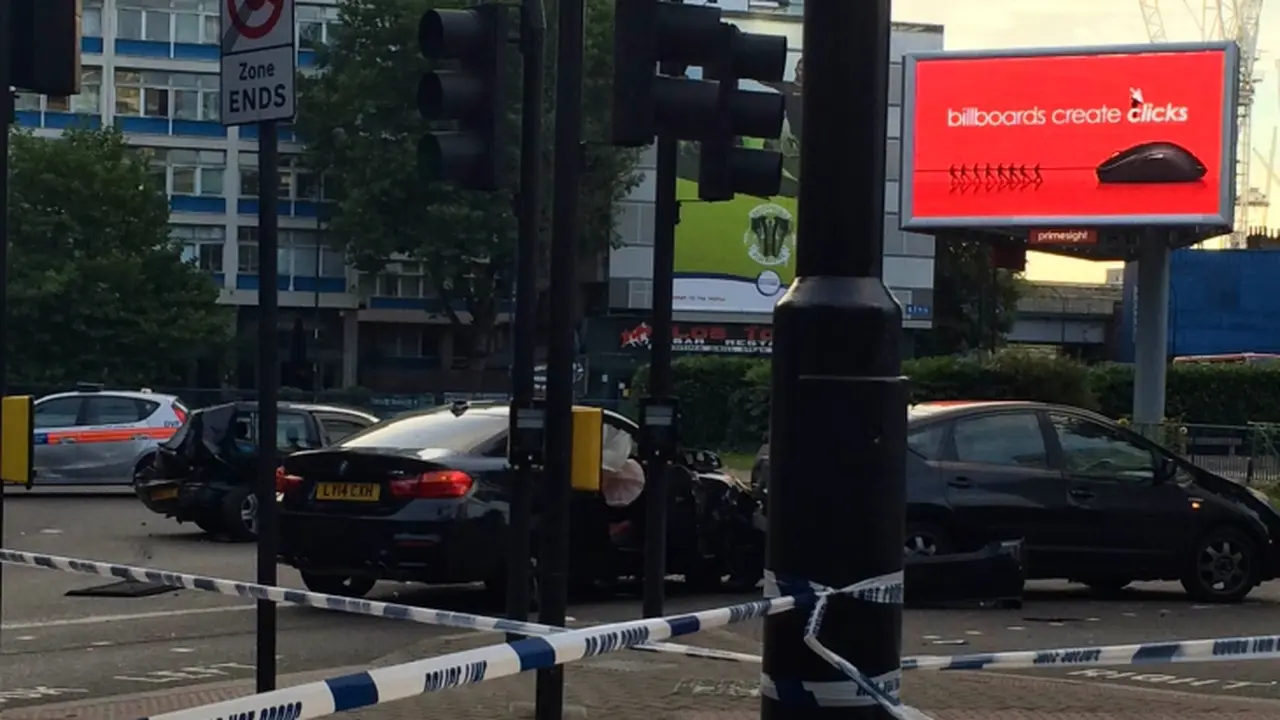 Adu Kencang, Dua BMW Saling Tabrak Mobil Lain