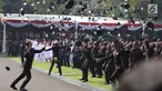Sejumlah perwira TNI dan Polri melemparkan topi ke udara setelah dilantik Presiden Joko Widodo pada Upacara Prasetya Perwira (Praspa) TNI dan Polri angkatan 2019 di Istana Merdeka, Jakarta, Kamis (16/7/2019). Jokowi melantik 781 perwira TNI dan Polri di Halaman Istana (Liputan6.com/Angga Yuniar)