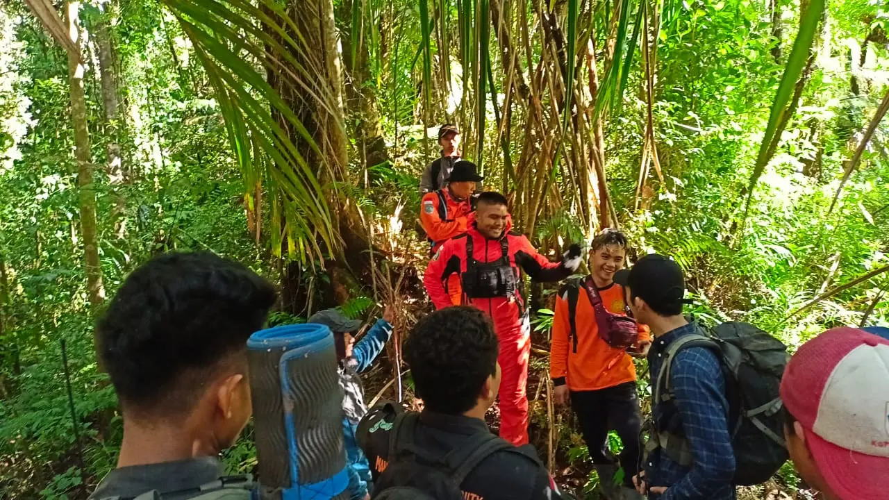 Upaya mencarian dua pendaki yang hilang di Gunung Ambang, Kabupaten Bolmong, Sulut, Minggu (9/4/2023).