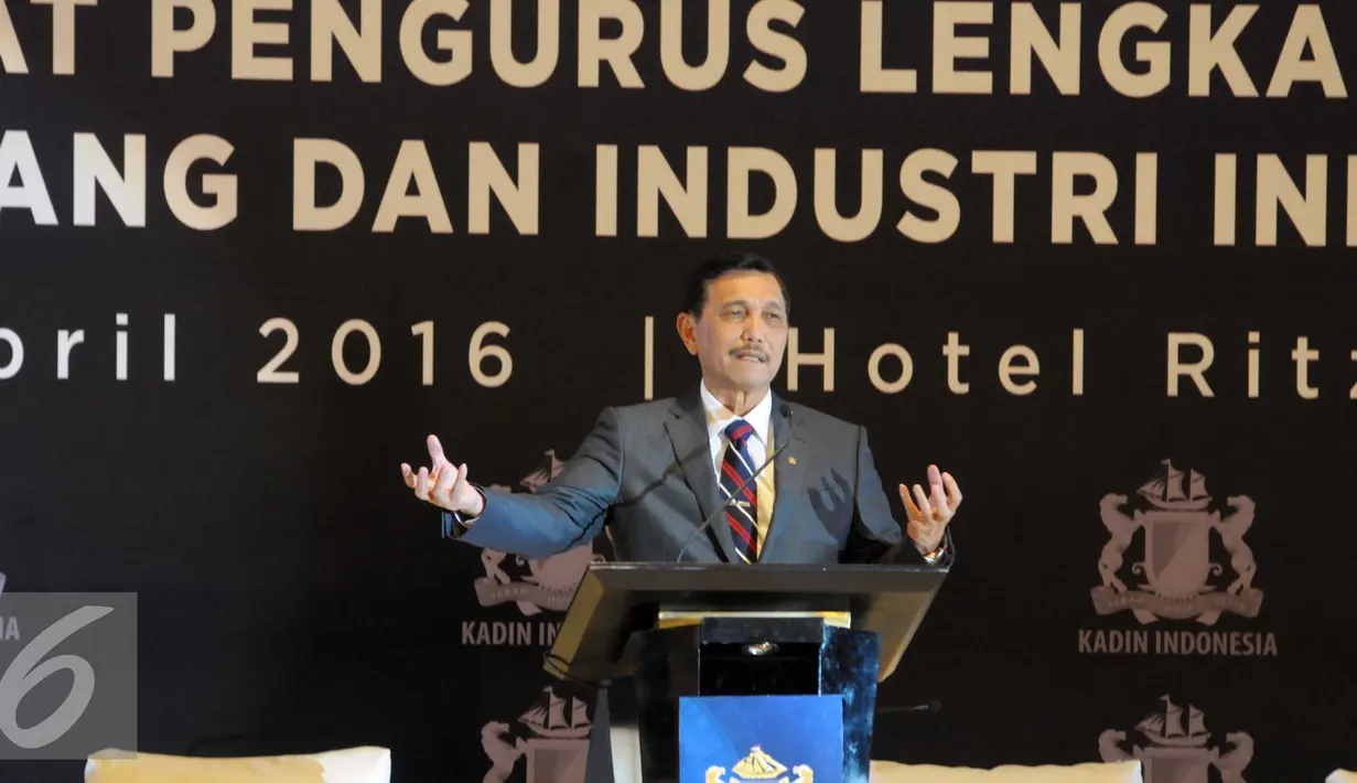 Menkopolhukam, Luhut Binsar Panjaitan menyampaikan pemarannya saat acara pengukuhan dewan pengurus KADIN 2015-2020 di Jakarta, Selasa (5/4). KADIN mengadakan pengukuhan sekaligus rapat pengurus lengkap KADIN. (Liputan6.com/Helmi Afandi)