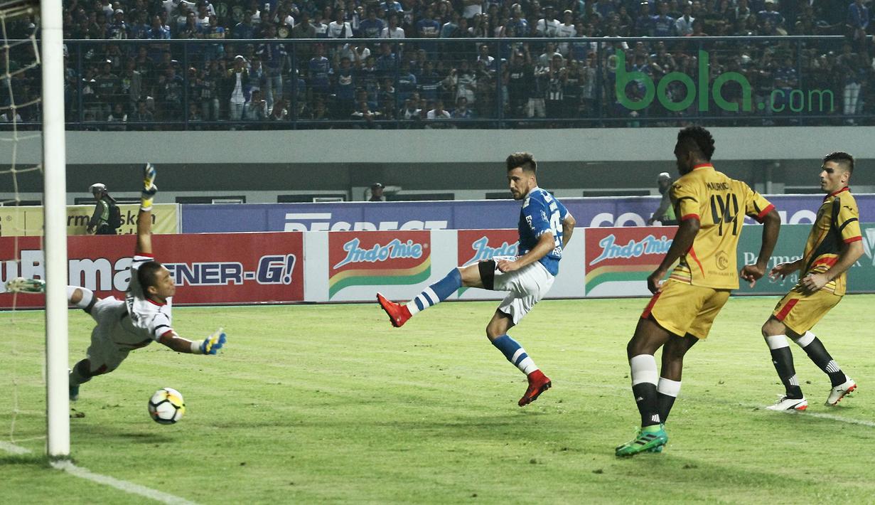 Striker Persib Bandung, Jonathan Bauman mengecoh penjaga gawang Mitra Kukar di Stadion GBLA, Bandung, Jawa Barat, Minggu (8/4/2018). Persib Bandung menang 2-0. (Bola.com/Asprilla Dwi Adha)